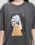 Suko Boyfriend Graphic Crop Kerah Bulat Kaos Lengan Pendek Wanita