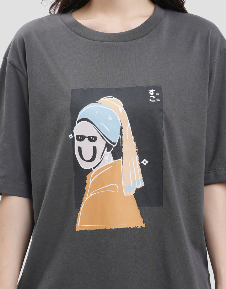 Suko Boyfriend Graphic Crop Kerah Bulat Kaos Lengan Pendek Wanita