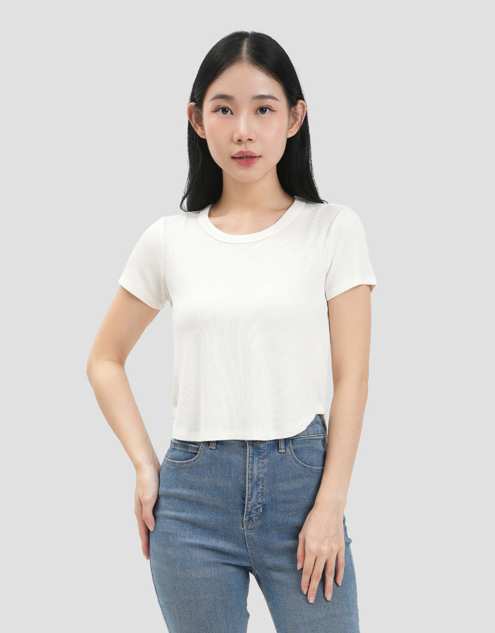 Suko Low Neck Curved Hem Kaos Crop Wanita