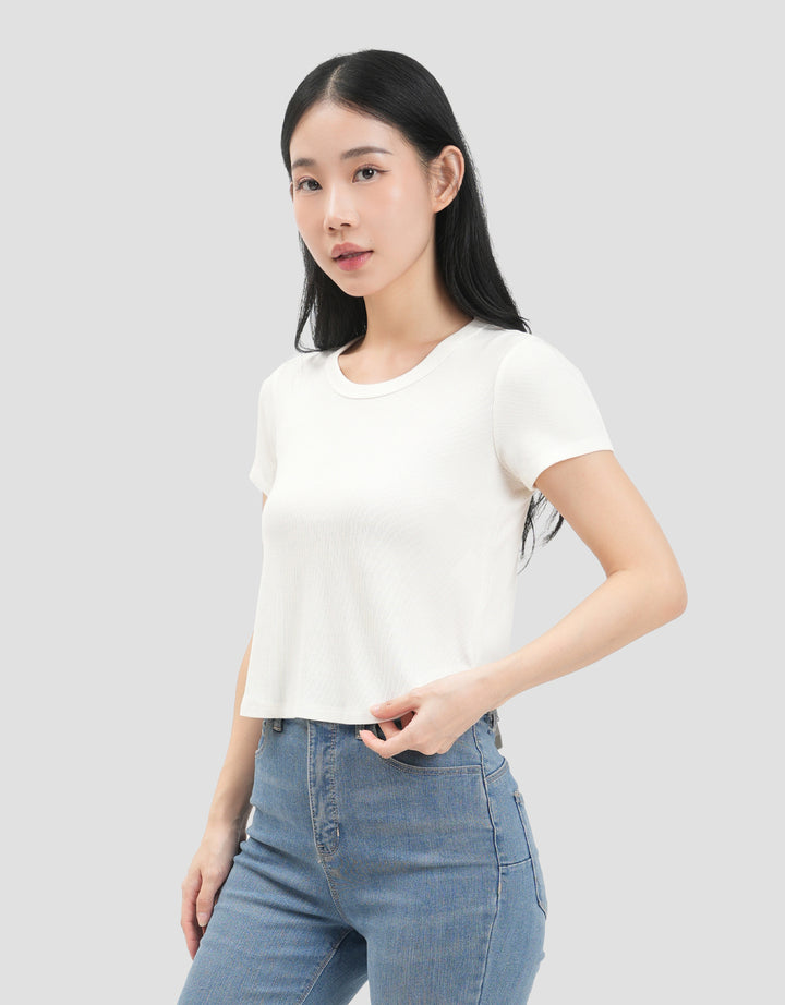 Suko Low Neck Curved Hem Kaos Crop Wanita