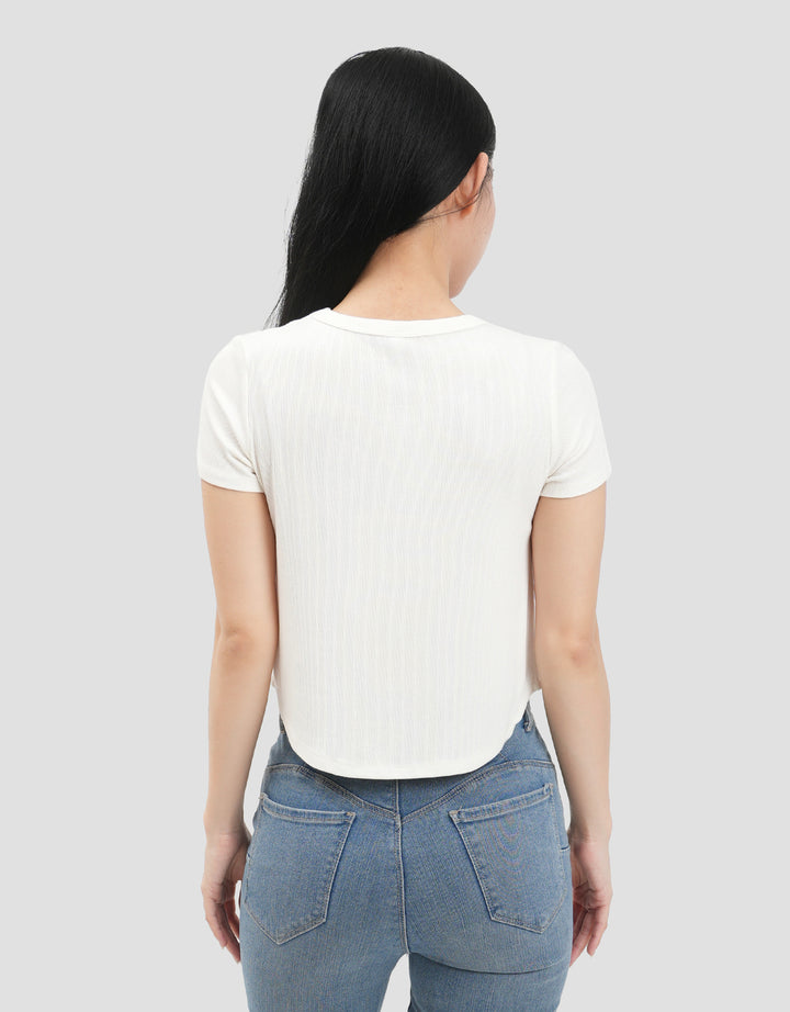 Suko Low Neck Curved Hem Kaos Crop Wanita