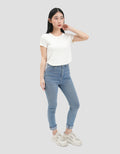 Suko Low Neck Curved Hem Kaos Crop Wanita