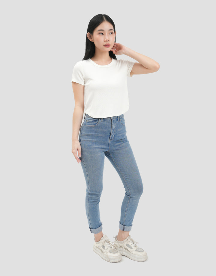 Suko Low Neck Curved Hem Kaos Crop Wanita