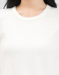 Suko Low Neck Curved Hem Kaos Crop Wanita