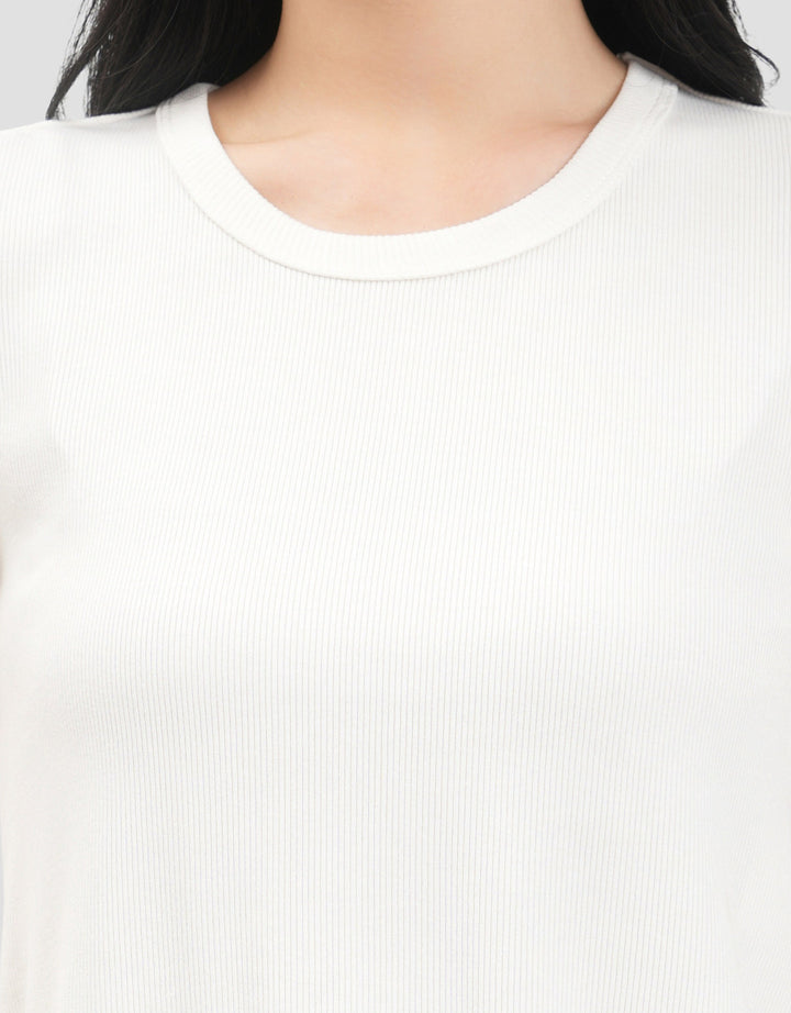 Suko Low Neck Curved Hem Kaos Crop Wanita