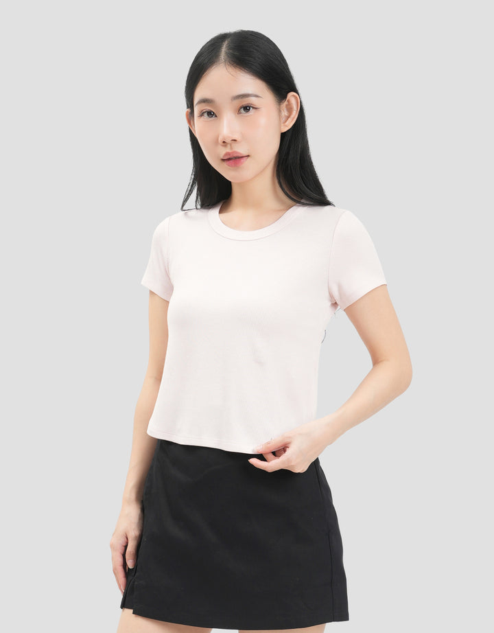 Suko Low Neck Curved Hem Kaos Crop Wanita