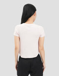 Suko Low Neck Curved Hem Kaos Crop Wanita