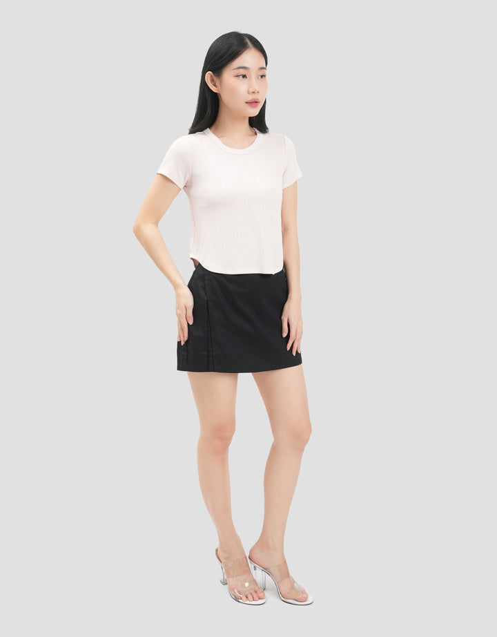 Suko Low Neck Curved Hem Kaos Crop Wanita