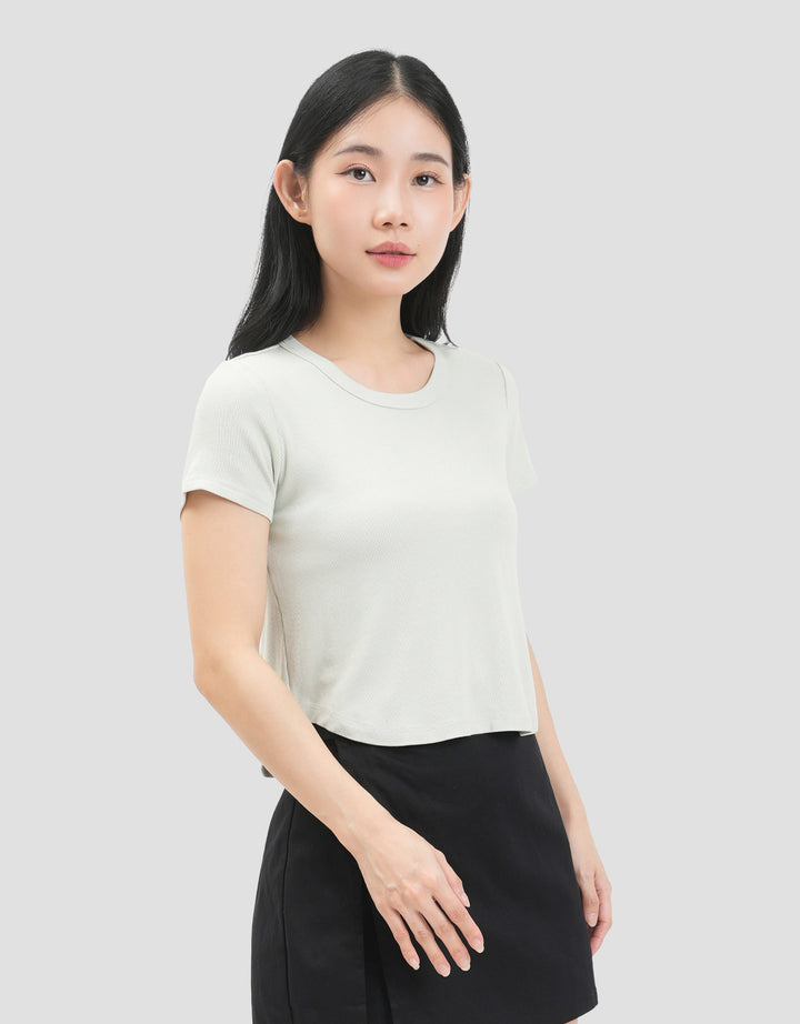 Suko Low Neck Curved Hem Kaos Crop Wanita