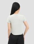 Suko Low Neck Curved Hem Kaos Crop Wanita