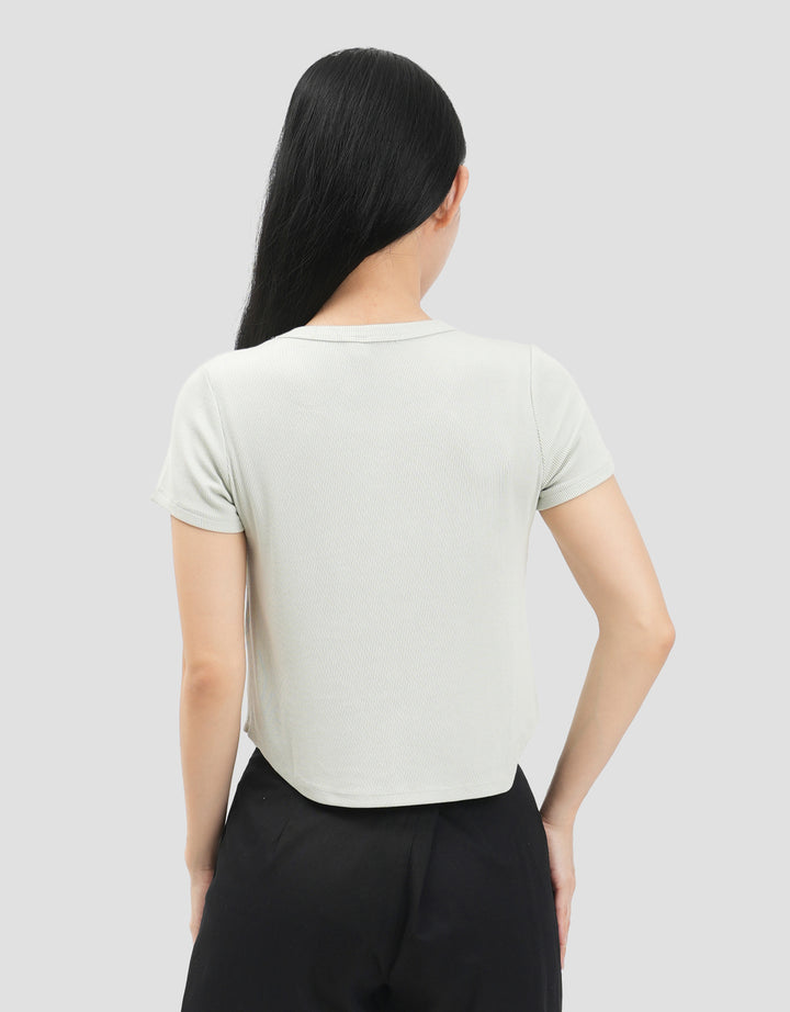 Suko Low Neck Curved Hem Kaos Crop Wanita