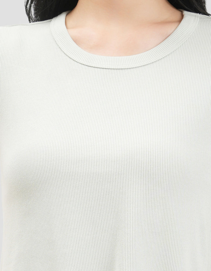 Suko Low Neck Curved Hem Kaos Crop Wanita