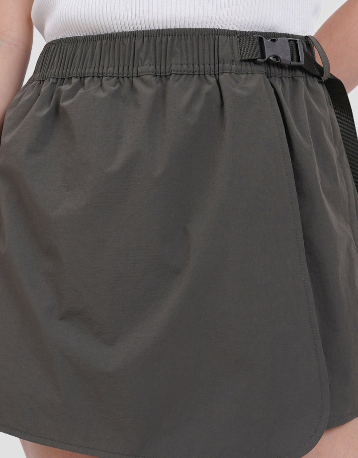 Suko Nilon Parasut Belted Skort Wanita