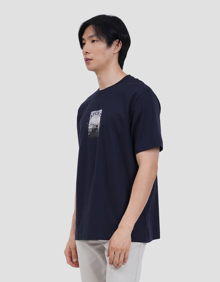 Cole Graphic Yatch Puff Reg Fit Kaos Lengan Pendek Pria