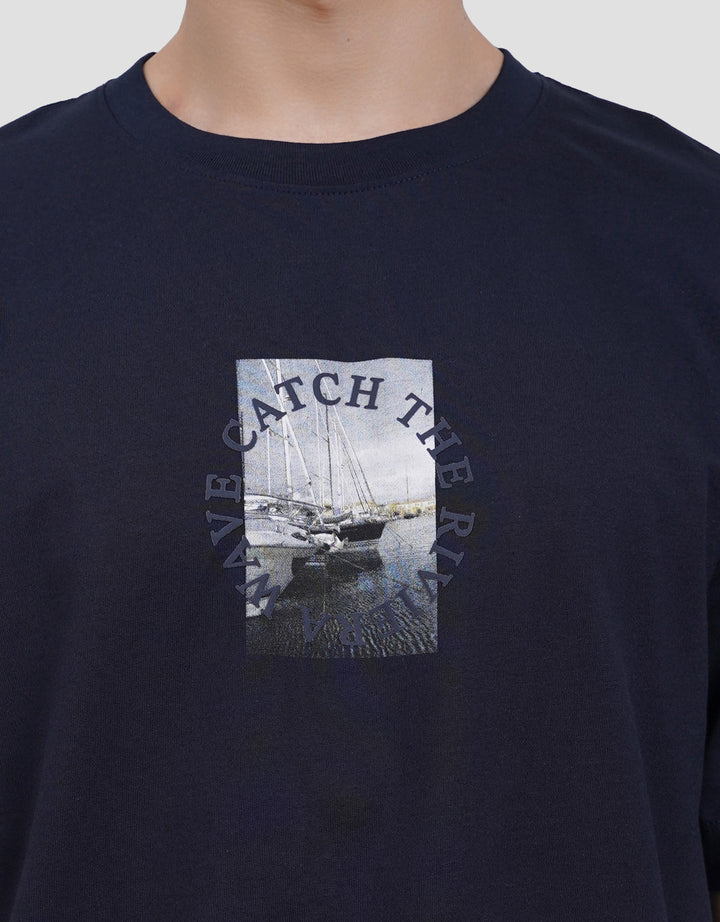 Cole Graphic Yatch Puff Reg Fit Kaos Lengan Pendek Pria