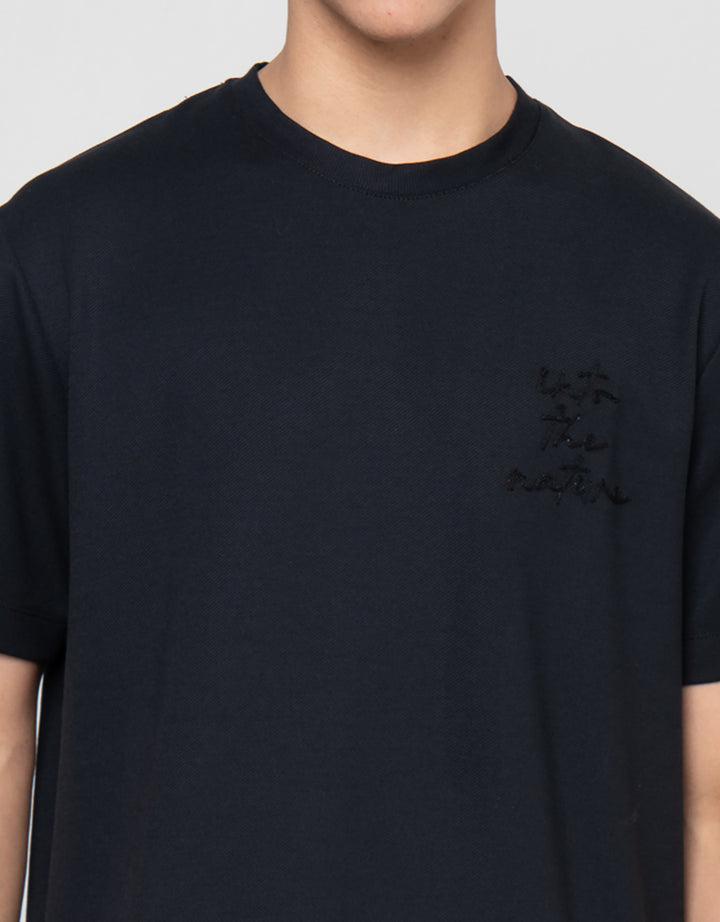Cole Graphic Embro Running Stich Kaos Pria