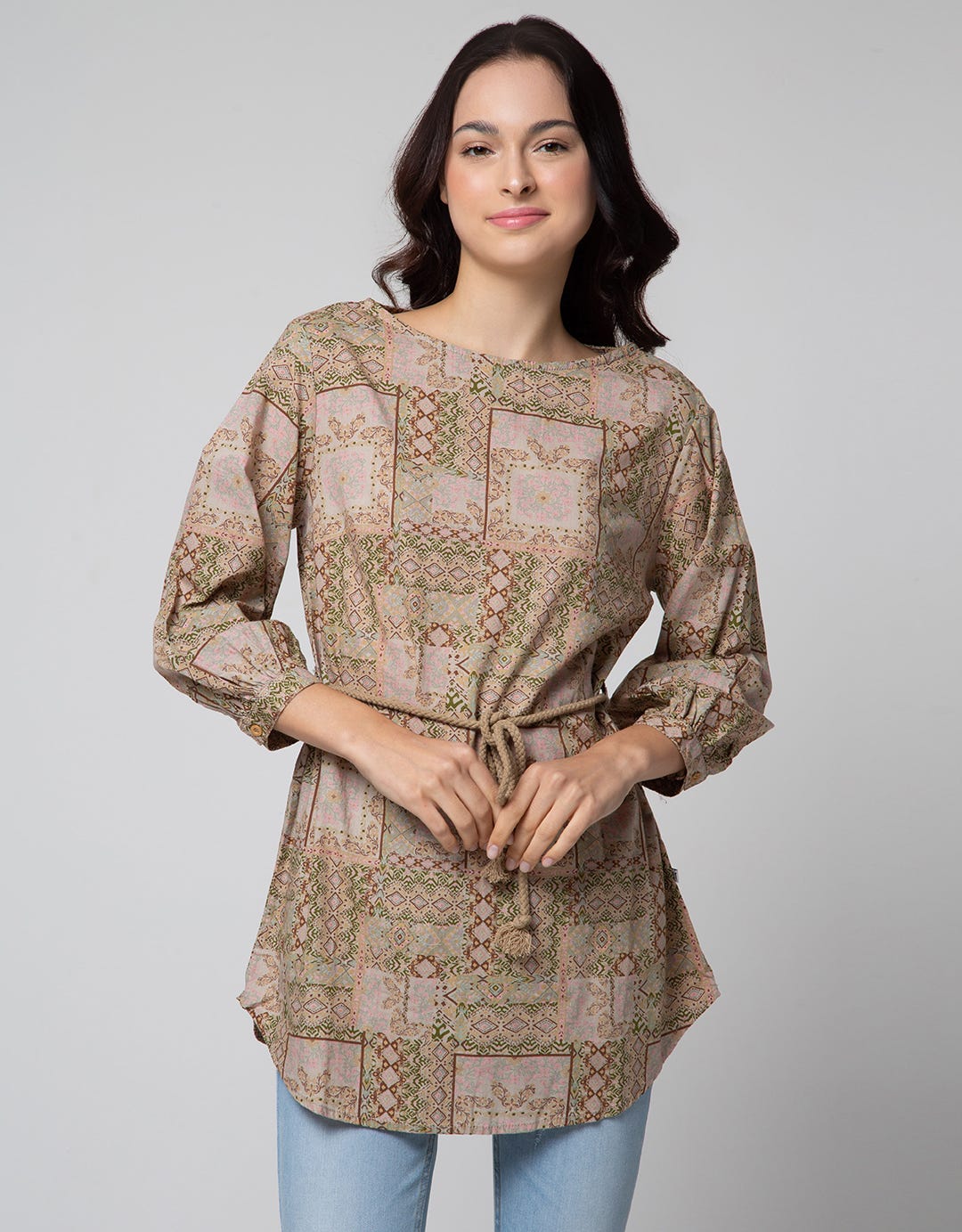 Expand Aleeta Blouse Wanita