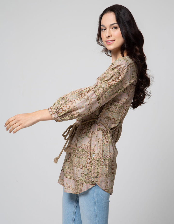 Expand Aleeta Blouse Wanita