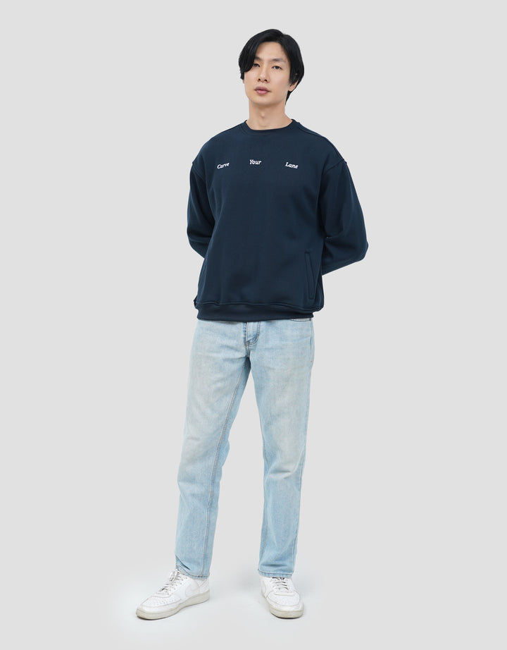 NEVADA BOXY FIT WORDING SWEATER PRIA
