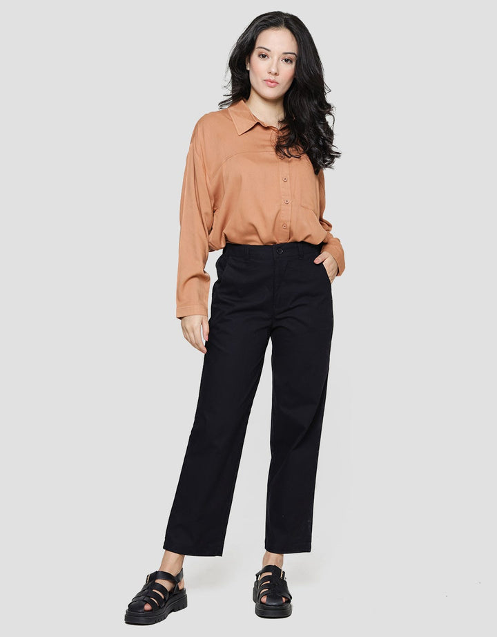 Details Straight Fit Leg Celana Panjang Wanita