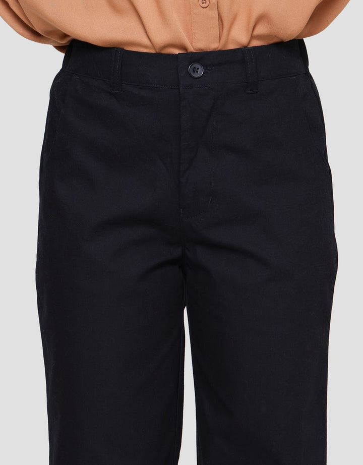 Details Straight Fit Leg Celana Panjang Wanita