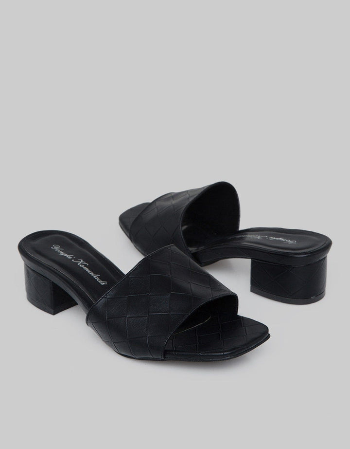 Yongki Komaladi Wekkend Sandal Wanita