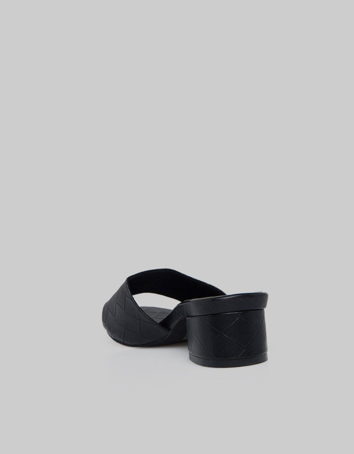 Yongki Komaladi Wekkend Sandal Wanita