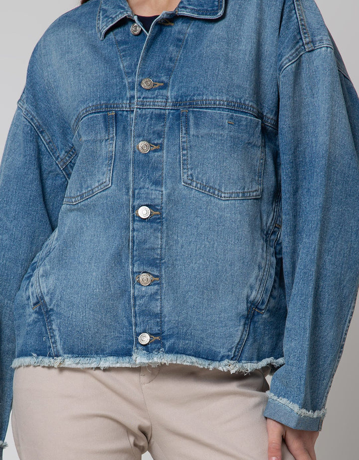 Details Front Flap Pocket Denim Jaket Wanita