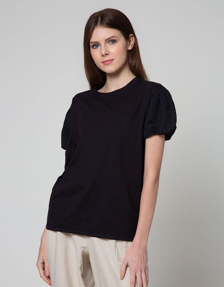 Details Embro Applique Kaos Wanita