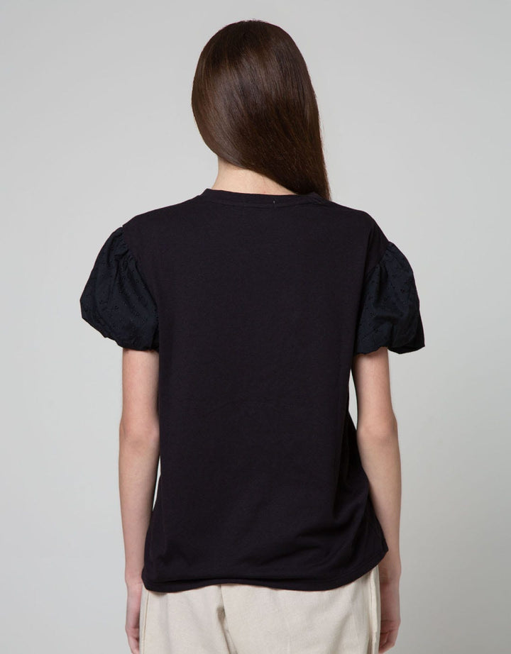 Details Embro Applique Kaos Wanita