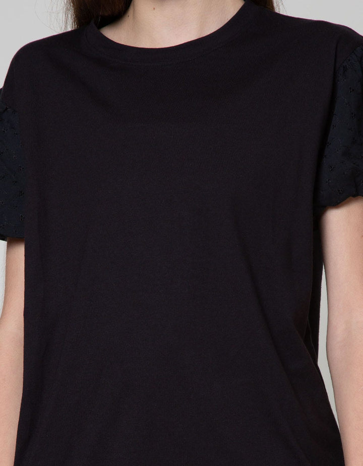 Details Embro Applique Kaos Wanita