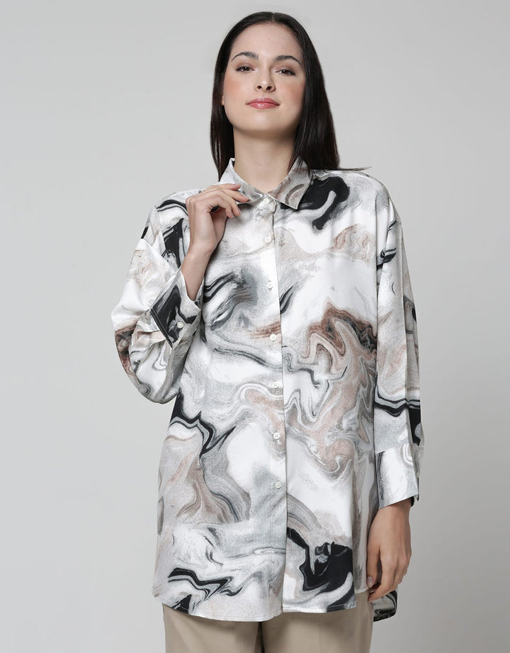 Details Wbstract Over Print Kemeja Wanita