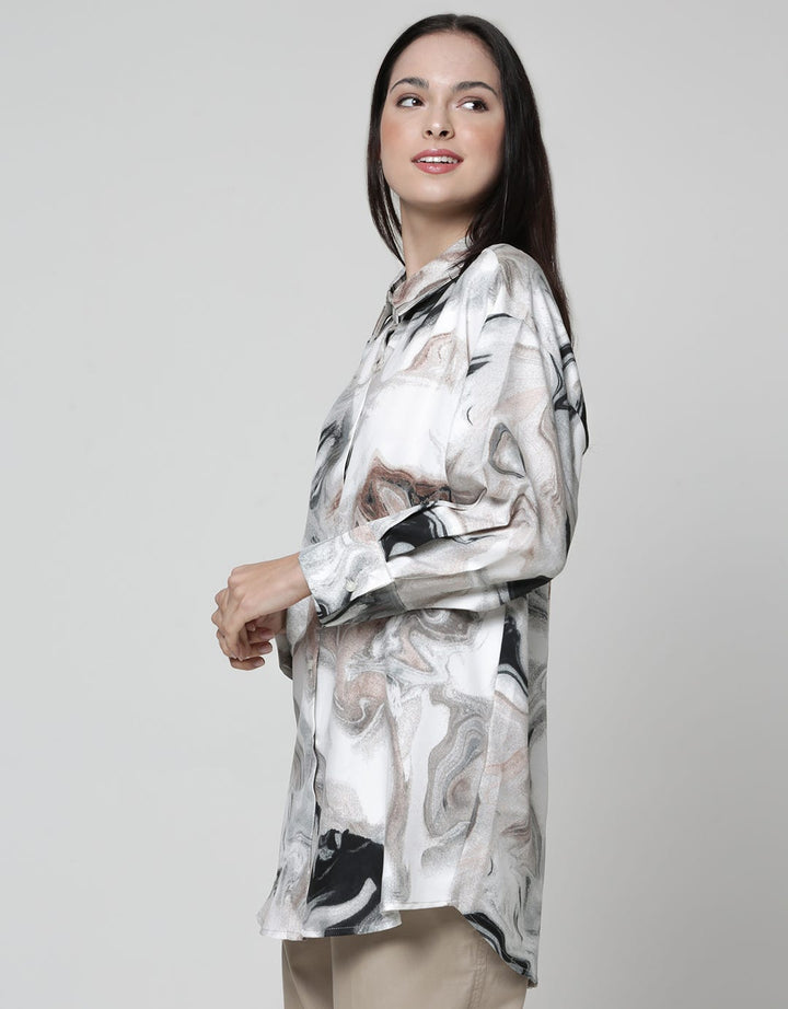 Details Wbstract Over Print Kemeja Wanita