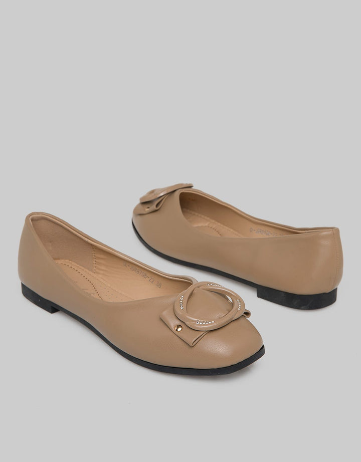 Yongki Komaladi Flat Shoes Round Look