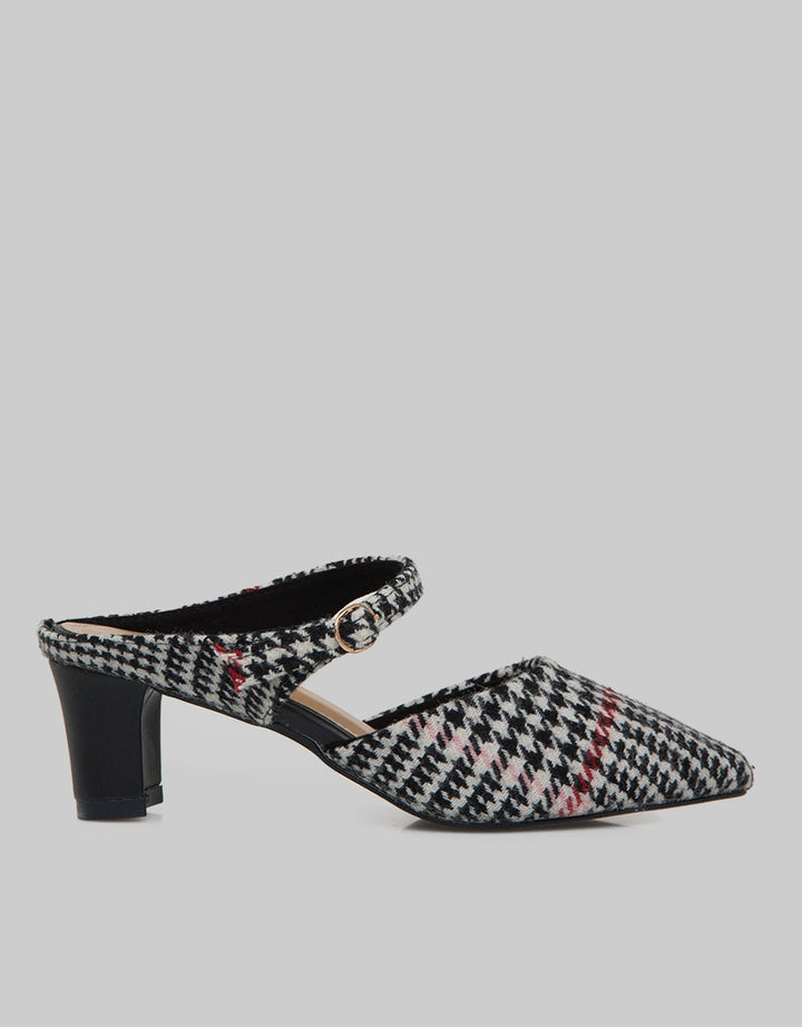 Yongki Komaladi Bustong Sandal