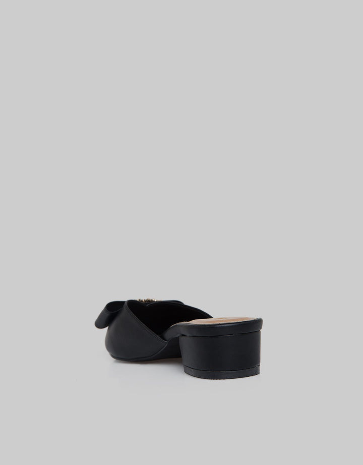 Yongki Komaladi Sepatu Hak Bustong