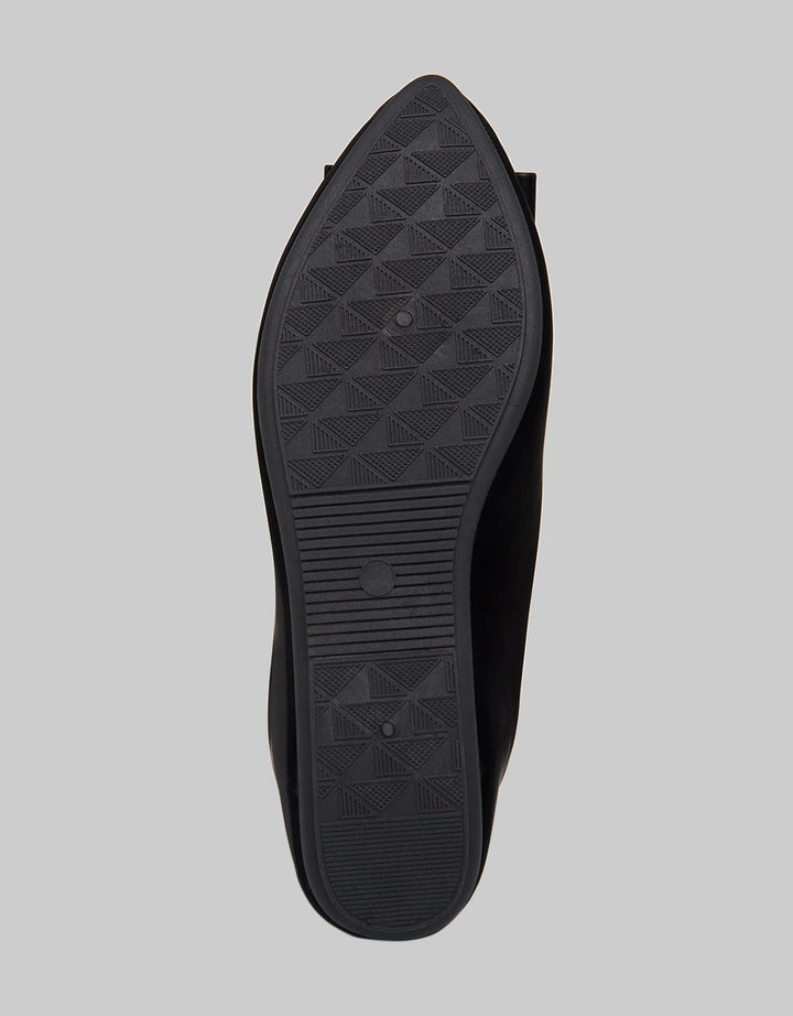 Yongki Komaladi Pointy Look Flat Shoes