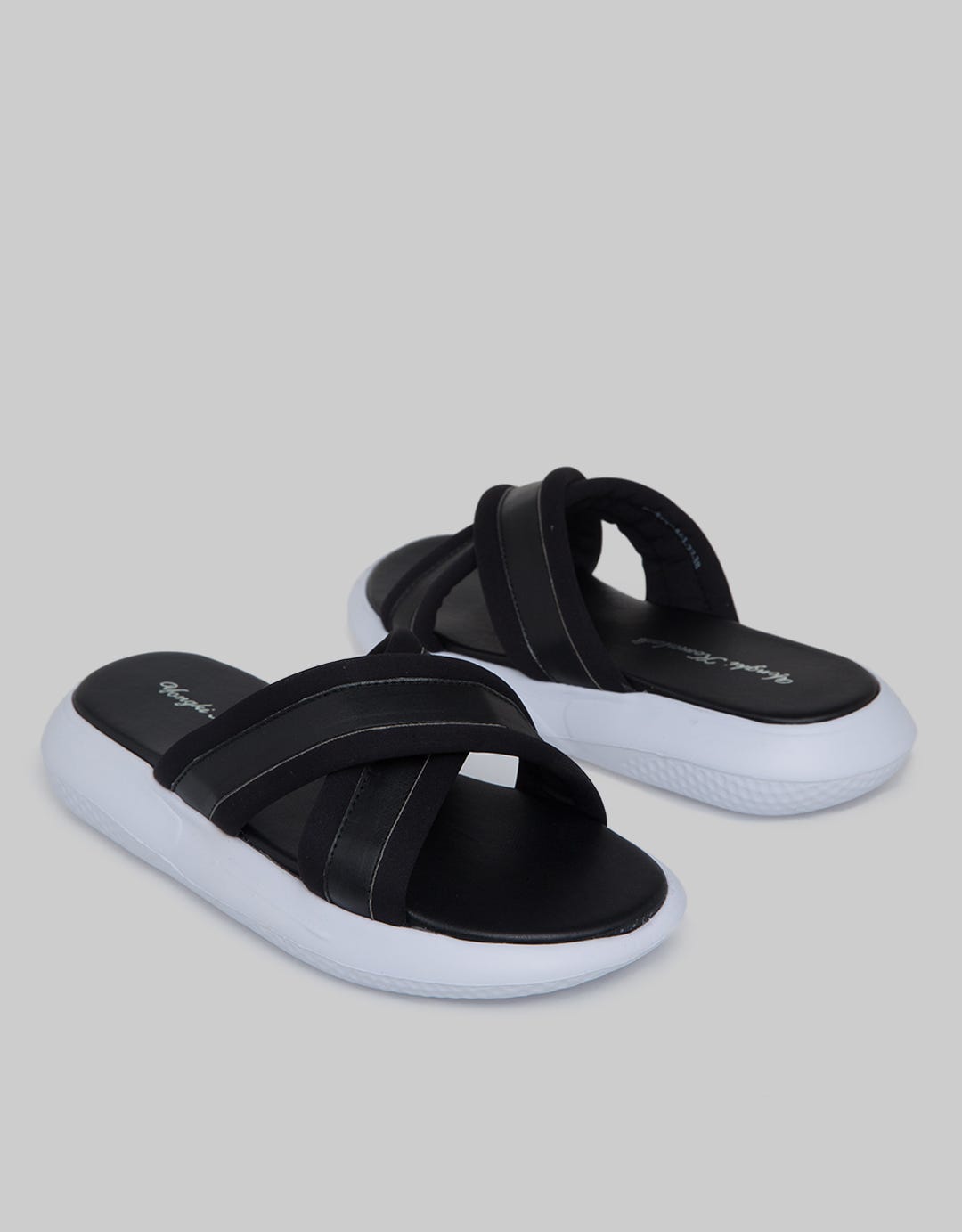 Yongki Komaladi Sandal Fashion Wanita