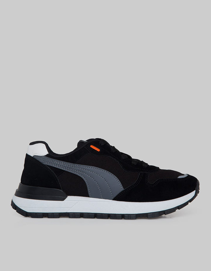 Yongki Komaladi Sepatu Sporty Look
