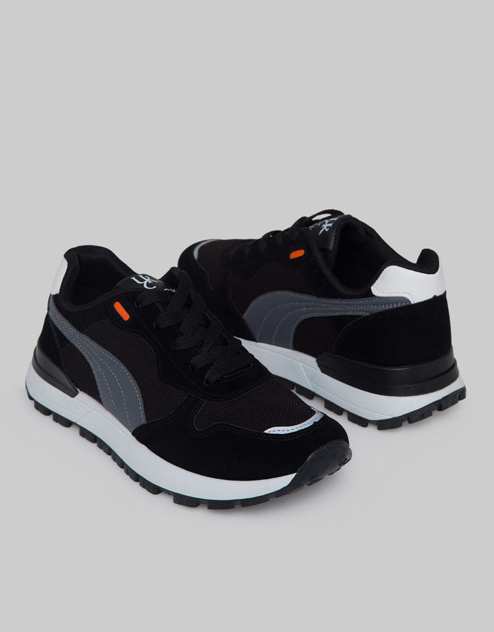 Yongki Komaladi Sepatu Sporty Look