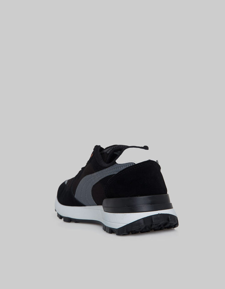 Yongki Komaladi Sepatu Sporty Look