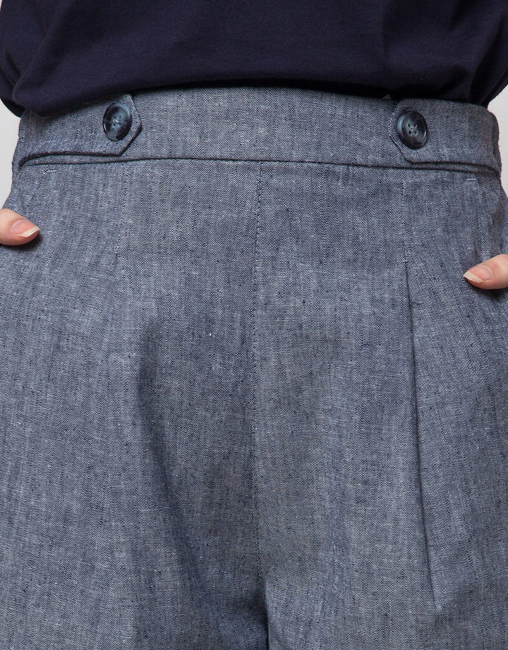 Details Basic Woven Celana Pendek Wanita