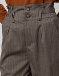 Details Tappered Basic Celana Panjang Wanita