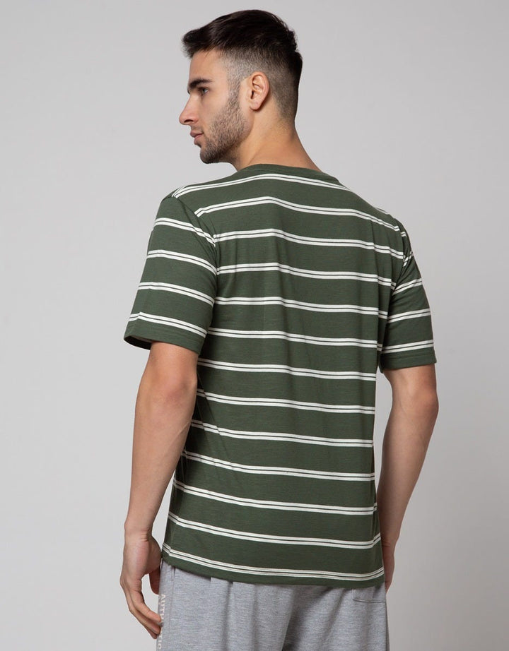 Details Neck Stripes Kaos Pria