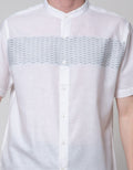 Details Geometri Shiny Baju Koko Pria