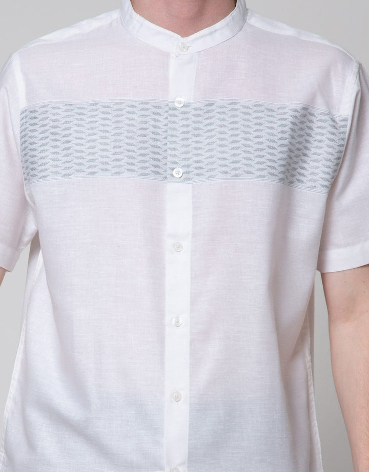 Details Geometri Shiny Baju Koko Pria