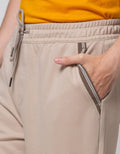 Details Drawstring Pitterband Celana Jogger Pria