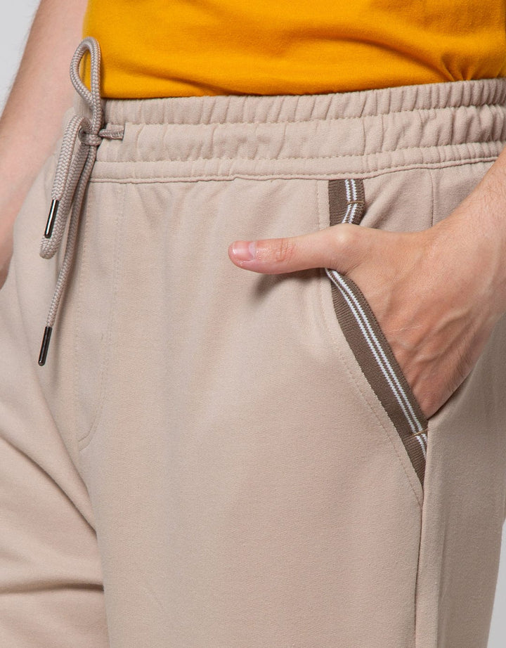 Details Drawstring Pitterband Celana Jogger Pria