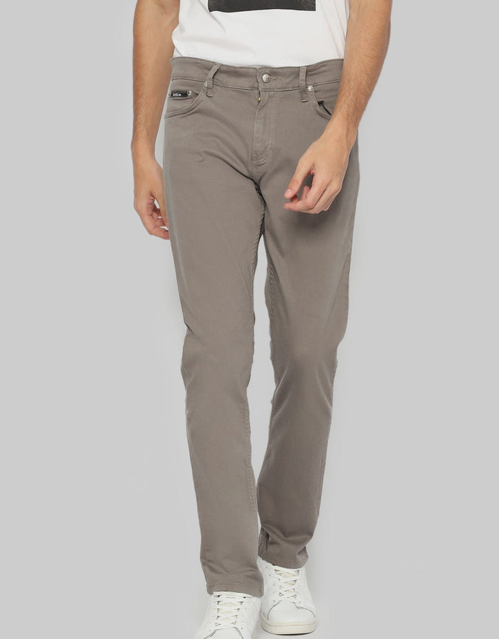 Izzue Chinos Plain Celana Panjang Pria