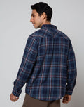 Details Flanel Yarn Kemeja Pria